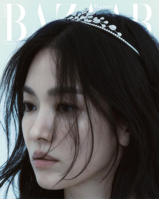 Song Hye Kyo tampil mewah dan elegan dalam pemotretan terbaru Harper’s Bazaar Korea. Bintang drama Korea The Glory itu mengenakan sejumlah koleksi perhiasan dari brand ternama Prancis, Chaumet. Foto: dok. Harpers Bazaar Korea