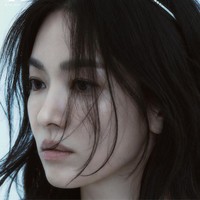 Song Hye Kyo tampil mewah dan elegan dalam pemotretan terbaru Harper’s Bazaar Korea. Bintang drama Korea The Glory itu mengenakan sejumlah koleksi perhiasan dari brand ternama Prancis, Chaumet. Foto: dok. Harpers Bazaar Korea