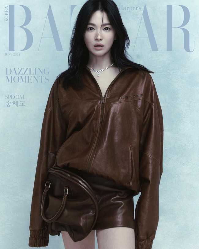 Ada pula penampilan Song Hye Kyo mengenakan outfit serba coklat berbahan kulit dari Acne Studios. Harga kalung yang dikenakannya JOSÉPHINE VALSE IMPÉRIALE disesuaikan dengan permintaan. Foto: dok. Harpers Bazaar Korea