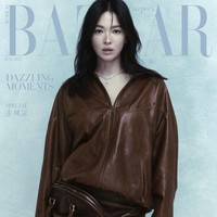Ada pula penampilan Song Hye Kyo mengenakan outfit serba coklat berbahan kulit dari Acne Studios. Harga kalung yang dikenakannya JOSÉPHINE VALSE IMPÉRIALE disesuaikan dengan permintaan. Foto: dok. Harpers Bazaar Korea
