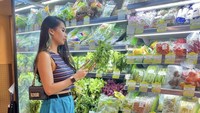 Untuk memenuhi kebutuhan hidupnya sehari-hari ia tak sungkan berbelanja sendiri. Bagian rak sayur-sayuran segar di supermarket selalu menjadi tujuan utama pembawa acara ini. Foto: Instagram/sorayarasyid12