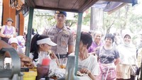 Menjadi pembawa acara Uang Kaget membuat Soraya Rasyid akrab dengan para pedagang kaki lima. Saat shooting di Yogyakarta ia duduk santai sambil makan bersama target Uang Kaget di sebuah angkringan. Foto: Instagram/sorayarasyid12
