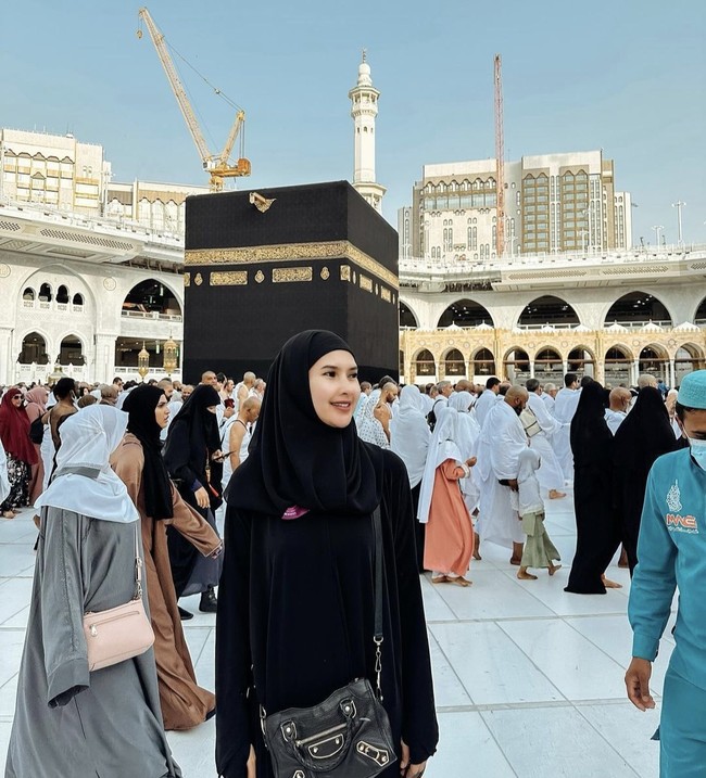 Tak hanya berkarier di dunia akting, Soraya rupanya juga pernah menjajal dunia tarik suara. Pada tahun 2022 ia merilis lagu berjudul I Miss You. Foto: Instagram/sorayarasyid12