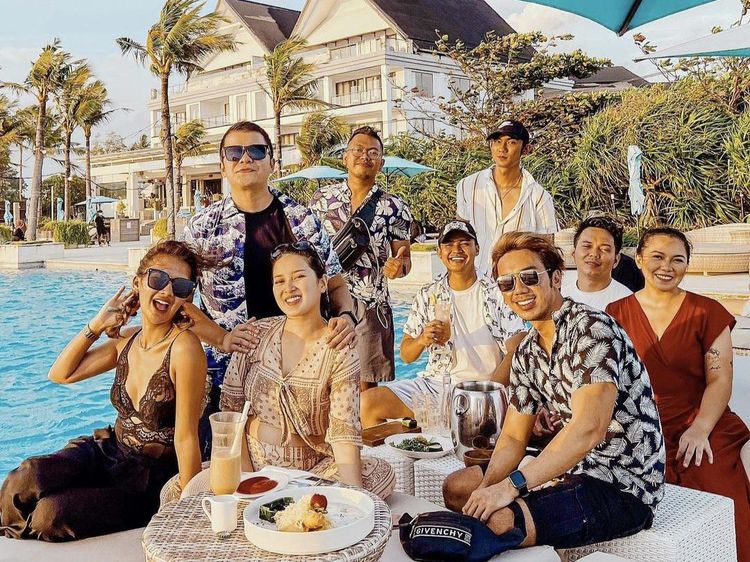 Soraya Rasyid Hangout di Beach Club hingga Makan di Kaki Lima