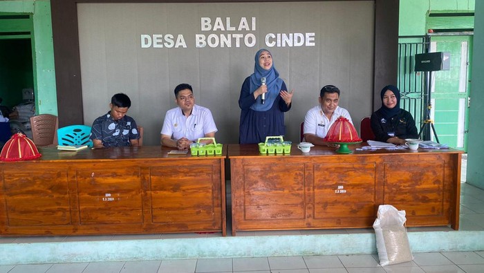 staf ahli anggota DPR RI Ashabul Kahfi, Nurkanita Marruddani Kahfi (tengah) saat menghadiri acara Dinsos Bantaeng.
