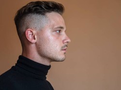 10 Style Rambut untuk Jidat Lebar Pria, Tren 2024 yang Wajib Dicoba