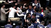 Kala Parlemen Taiwan Berubah Jadi Arena Adu Jotos Antar Anggota
