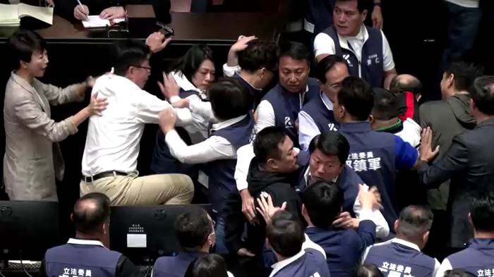 Kericuhan di Parlemen Taiwan, Anggota Dewan Adu Jotos dan Saling Tarik