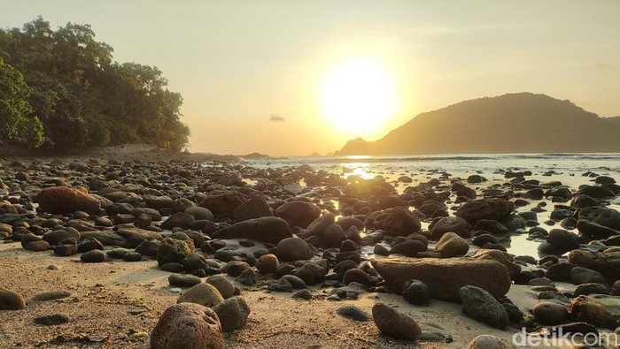 Suasana kala senja di Pantai Wediombo Gunungkidul. Foto diambil Jumat (17/5/2024).