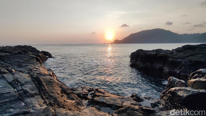 Suasana kala senja di Pantai Wediombo Gunungkidul. Foto diambil Jumat (17/5/2024).