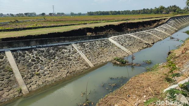 Kondisi talut yang rusak di Sungai Heisero, Kapanewon Panjatan, Kulon Progo, Sabtu (18/5).