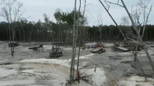 Tambang timah ilegal di Kecamatan Tempilang, Kabupaten Bangka Barat (Babar) digerebek polisi. Empat orang jadi tersangka, sementara pemilknya masih diburu polisi.