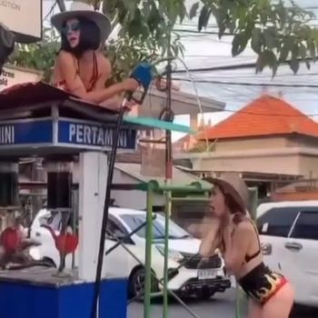 Tangkapan layar video bule mandi 'bensin' di gerobak Pertamini warung Madura di Jalan Pantai Batu Bolong, Canggu, Bali.