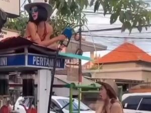 Polisi Selidiki Bule Wanita Pakai Bikini Mandi Bensin Warung Madura di Bali