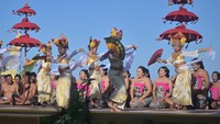 Sejumlah penari membawakan tari Sang Hyang Dedari dalam acara Balinese Water Purification Ceremony rangkaian World Water Forum ke-10 2024 di Kura-Kura Bali, Denpasar, Bali, Sabtu (18/5/2024).