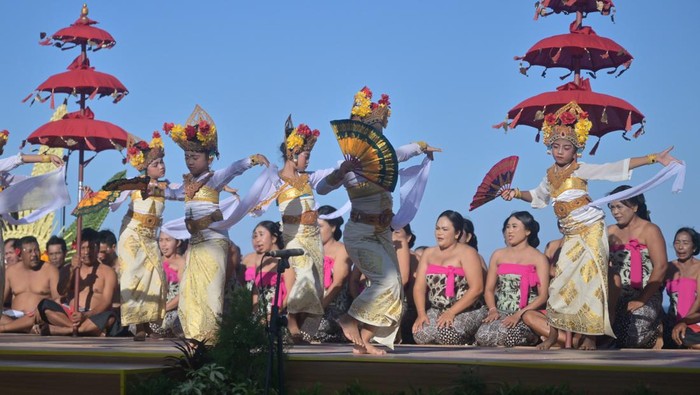 Sejumlah penari membawakan tari Sang Hyang Dedari dalam acara Balinese Water Purification Ceremony rangkaian World Water Forum ke-10 2024 di Kura-Kura Bali, Denpasar, Bali, Sabtu (18/5/2024). ANTARA FOTO/Media Center World Water Forum/Aprillio Akbar/nym.