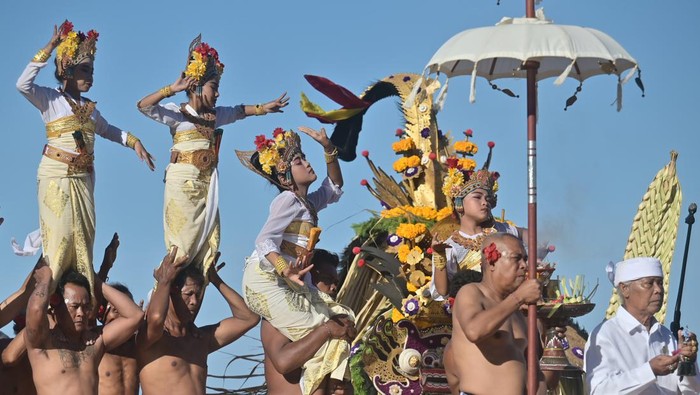 Sejumlah penari membawakan tari Sang Hyang Dedari dalam acara Balinese Water Purification Ceremony rangkaian World Water Forum ke-10 2024 di Kura-Kura Bali, Denpasar, Bali, Sabtu (18/5/2024). ANTARA FOTO/Media Center World Water Forum/Aprillio Akbar/nym.