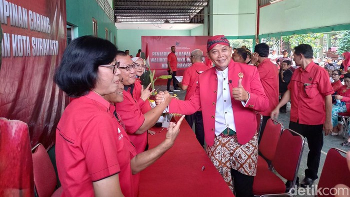 Teguh Prakosa, saat mendaftar bakal calon Wali Kota Solo di Kantor Sekertariatan DPC PDIP Solo, Sabtu (18/5/2024).
