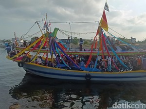 Melihat Tradisi Ngater Kajien di Gili Ketapang Demi Muliakan Tamu Allah