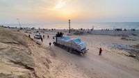 Pengiriman bantuan mulai tiba di dermaga ketika Israel berada di bawah tekanan global yang semakin besar untuk mengizinkan lebih banyak pasokan masuk ke wilayah pesisir yang terkepung, tempat Israel berperang dengan militan Palestina Hamas dan bencana kelaparan pun terjadi. 
