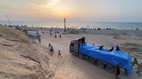 Kantor media pemerintah yang dikelola Hamas di Gaza menuduh Washington berusaha memperbaiki citra buruknya dengan dermaga tersebut. Sejalan dengan komentar PBB, kelompok kemanusiaan dan Washington sendiri, Hamas mengatakan dermaga AS tidak cukup untuk memenuhi kebutuhan kemanusiaan dan menuntut pengiriman bantuan yang lebih besar ke daerah kantong tersebut melalui jalur darat. 