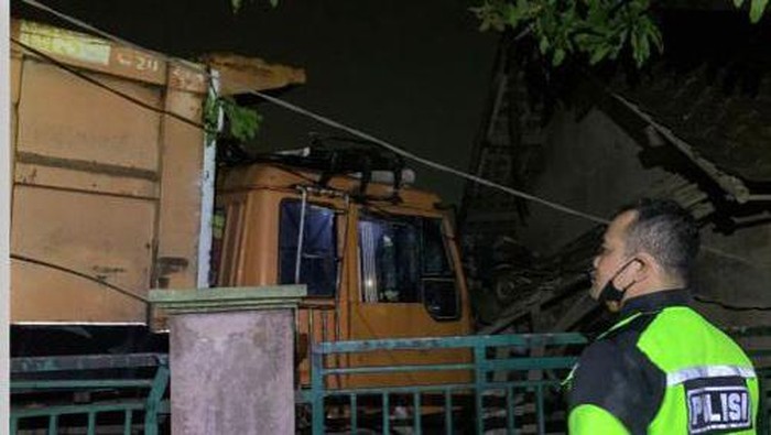 Truk tabrak warung di Parungpanjang, Bogor, Jabar.