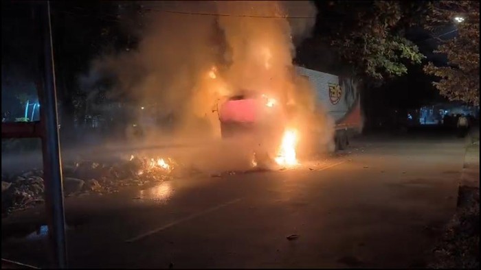 Truk tronton terbakar di Batang.