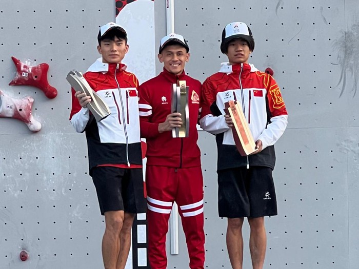 Atlet panjat tebing Indonesia Veddriq Leonardo dan Rajiah Salbillah membuka kans tampil di Olimpiade 2024. Ini setelah dia memenangi Olympic Qualifier Series Shanghai 2024.