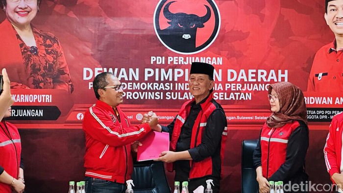 Wali Kota Makassar Danny Pomanto (kiri) saat menyerahkan berkas penjaringan bacagub Sulsel kepada Wakil Ketua DPD PDIP Sulsel Andi Ansyari Mangkona (tengah).