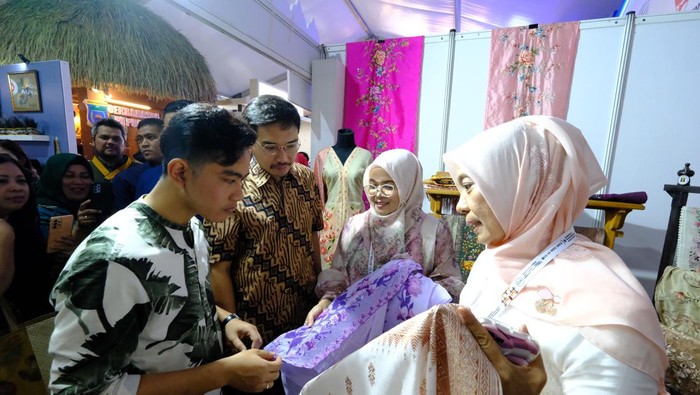 Wali Kota Solo Gibran Rakabuming Raka, dan Mangkunegara X, saat melihat stand Expo HUT ke-44 Dekranas di Pura Mangkunegaran Solo, Sabtu (18/5/2024).