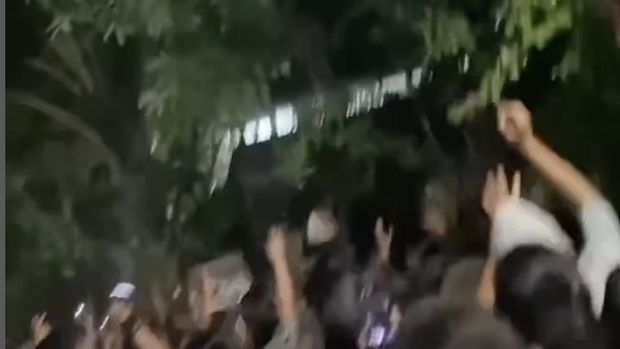 Warga di Makassar berkumpul di depan pohon kelapa yang dipercaya sebagai lokasi bocah perempuan bernama Ela diculik jin. Dokumen Istimewa