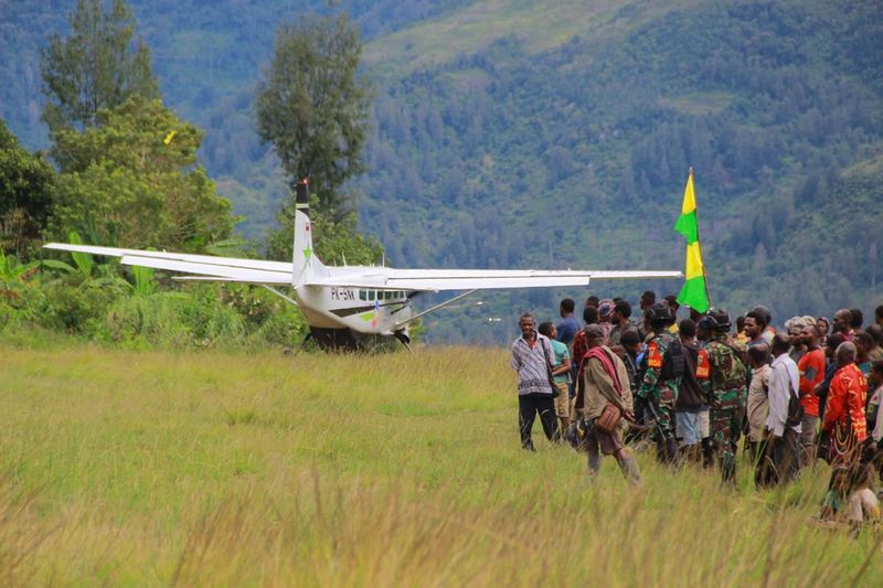 Warga kembali di Distrik Homeyo, Intan Jaya, Papua Tengah.