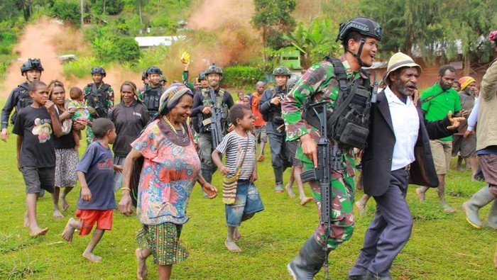 Warga kembali di Distrik Homeyo, Intan Jaya, Papua Tengah.