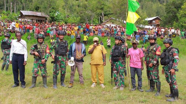 Warga kembali di Distrik Homeyo, Intan Jaya, Papua Tengah.