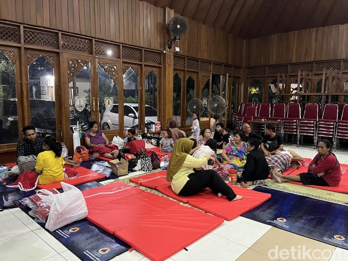 Warga korban kebakaran sejumlah rumah di bawah flyover Manahan, Kota Solo, mengungsi di Pendopo Kelurahan Manahan, Jumat (17/5/2024) malam.