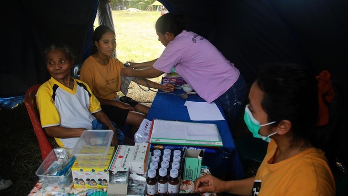 Sejumlah warga berada di dalam posko pengungsian Desa Gam Ici, Kabupaten Halmahera Barat, Maluku Utara, Sabtu (18/5/2024). Dinas Kesehatan Halmahera Barat menyatakan 13 warga yang tinggal di tenda pengungsian tersebut  terkena infeksi saluran pernapasan akut (ISPA) akibat abu vulkanik Gunung Ibu.ANTARA FOTO/Andri Saputra/wpa.