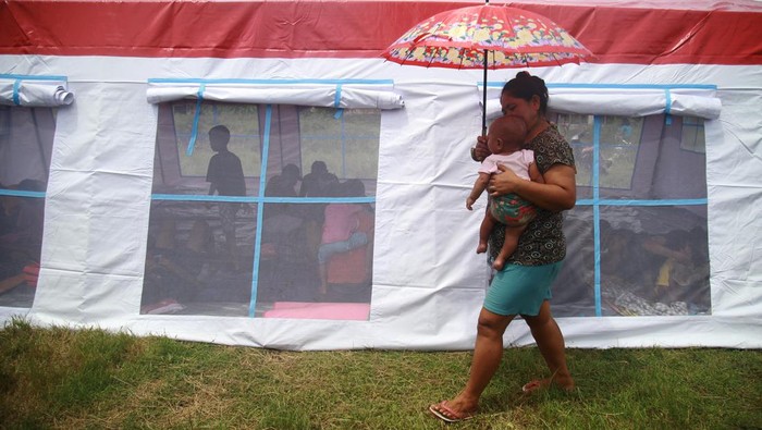 Sejumlah warga berada di dalam posko pengungsian Desa Gam Ici, Kabupaten Halmahera Barat, Maluku Utara, Sabtu (18/5/2024). Dinas Kesehatan Halmahera Barat menyatakan 13 warga yang tinggal di tenda pengungsian tersebut  terkena infeksi saluran pernapasan akut (ISPA) akibat abu vulkanik Gunung Ibu.ANTARA FOTO/Andri Saputra/wpa.