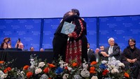 Protes di Kolumbia, yang menarik perhatian nasional, telah menginspirasi demonstrasi serupa di puluhan universitas di seluruh AS. Mahasiswa menyerukan gencatan senjata di Gaza dan menuntut sekolah mereka divestasi dari perusahaan yang memiliki hubungan dengan Israel. Sejak penangkapan massal pertama di Columbia pada tanggal 18 April, setidaknya 2.600 demonstran telah ditahan di lebih dari 100 protes di 39 negara bagian dan Washington, D.C., menurut The Appeal, sebuah organisasi berita nirlaba.  