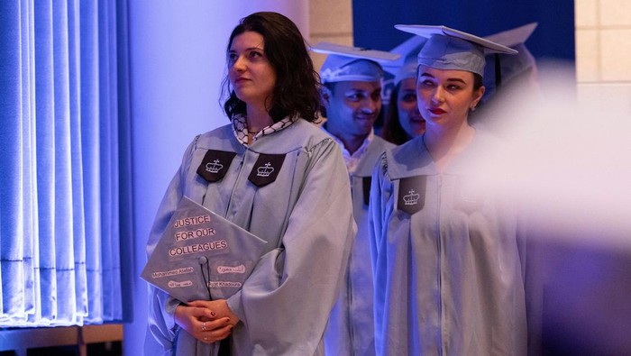 Wisuda Tak Biasa Mahasiswa AS, Pakai Toga Bertulis Seruan Bela Palestina Students wait to receive diplomas wearing messages in support of their colleagues during a graduation ceremony at Columbia University Journalism School, during the ongoing conflict between Israel and the Palestinian Islamist group Hamas, in New York City, U.S., May 15, 2024. REUTERS/Caitlin Ochs