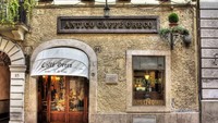 Kalau ke Roma jangan lupa ngopi di Antico Caffe Greco. Kafe legendaris sejak tahun 1760 ini masuk ke dalam jajaran kafe bergengsi di dunia. Foto: Site/Pool