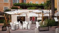 Selain Armani, brand Roberto Cavalli juga membuka kafe mewah di St. Tropez. Dengan nunasa serba putih, kafe ini lebih mirip seperti butik mewah. Foto: Site/Pool