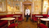 Terakhir ada Cafe Florian di Venice. Kafe ini sudah ada sejak tahun 1720 dan masih mempertahankan kemewahannya sampai sekarang. Foto: Site/Pool