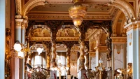 New York Cafe di Budapest dinobatkan jadi kafe paling cantik sekaligus paling mewah di dunia. Ngopi di sini serasa masuk ke dalam istana mewah. Foto: Site/Pool