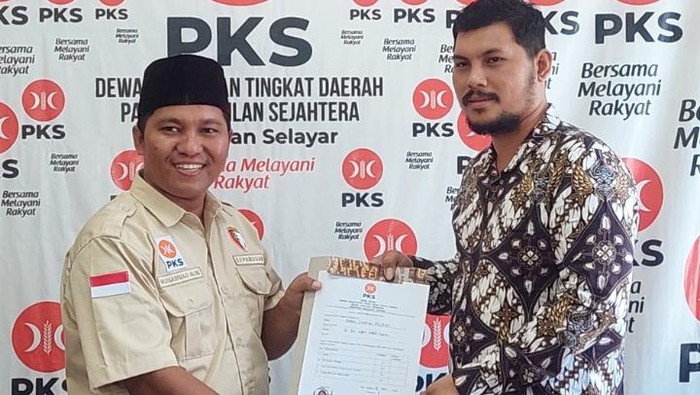 Bakal calon jalur independen, Abdul Rahman Masriat (kanan), saat menyerahkan berkas pendaftaran kepada Sekretaris Umum PKS Kepulauan Selayar, Muhammad Alim, Minggu (19/5/2024).