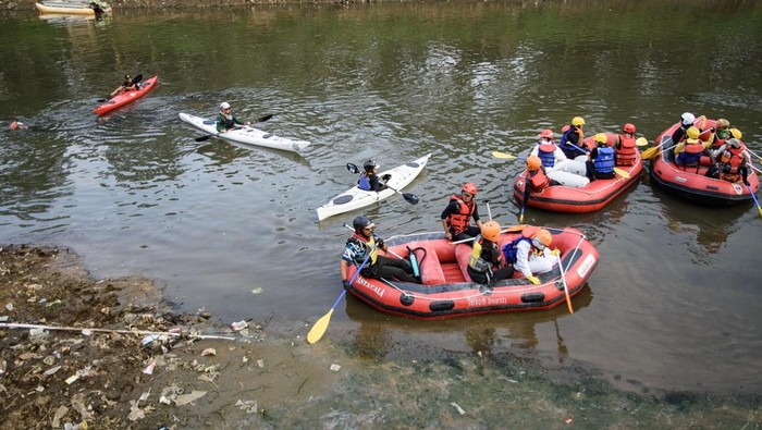 Aktivis dari Walhi Jawa Barat menunjukkan contoh kualitas air dari Sungai Citarum untuk diteliti saat Aksi untuk Kualitas Air Sungai Citarum di Kabupaten Bandung, Jawa Barat, Minggu (19/5/2024). Aksi dalam rangkaian Hari Citarum yang diperingati tiap tanggal 24 mei tersebut sebagai bentuk kampanye terkait kualitas air dari Sungai Citarum yang masih tercemar. ANTARA FOTO/Novrian Arbi/YU