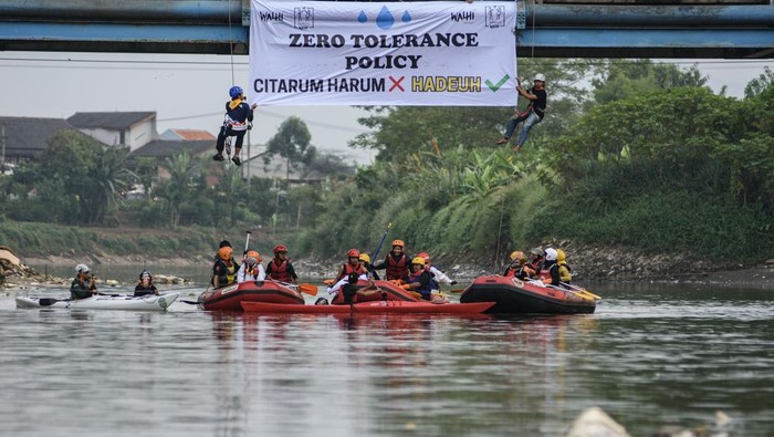 Aktivis dari Walhi Jawa Barat menunjukkan contoh kualitas air dari Sungai Citarum untuk diteliti saat Aksi untuk Kualitas Air Sungai Citarum di Kabupaten Bandung, Jawa Barat, Minggu (19/5/2024). Aksi dalam rangkaian Hari Citarum yang diperingati tiap tanggal 24 mei tersebut sebagai bentuk kampanye terkait kualitas air dari Sungai Citarum yang masih tercemar. ANTARA FOTO/Novrian Arbi/YU