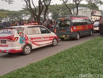 Ambulans Evakuasi Korban Kecelakaan Pesawat Jatuh di BSD Tangsel