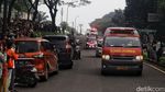 Ambulans Evakuasi Korban Kecelakaan Pesawat Jatuh di BSD Tangsel