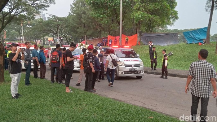 Ambulans Evakuasi Korban Kecelakaan Pesawat Jatuh di BSD Tangsel Tiga orang meninggal dunia setelah pesawat latih dengan nomor registrasi PK-IFP terjatuh di kawasan BSD, Tangerang Selatan. Polisi mengatakan korban meninggal akan dibawa ke RS Polri Kramat Jati.