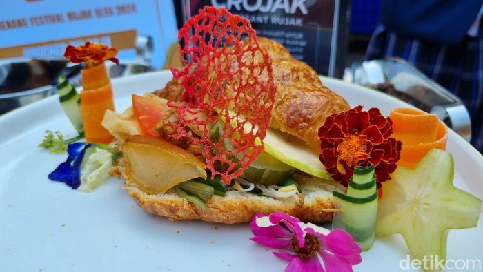 Aneka kreasi unik rujak cingur ala hotel‐hotel di Surabaya.